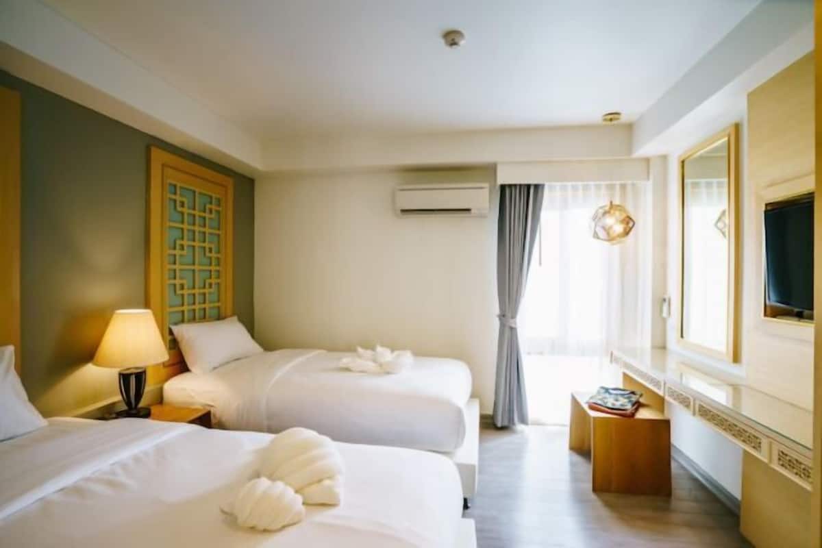 1 bedroom, in-room safe, desk, blackout curtains
