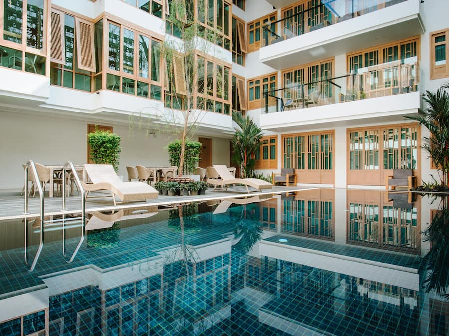 Piscina externa, espreguiçadeiras