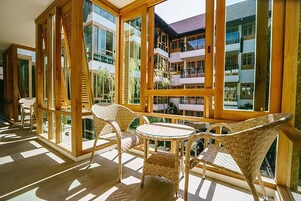 Grand Deluxe Room | 客房内保险箱、办公桌、遮光窗帘、熨斗/熨板