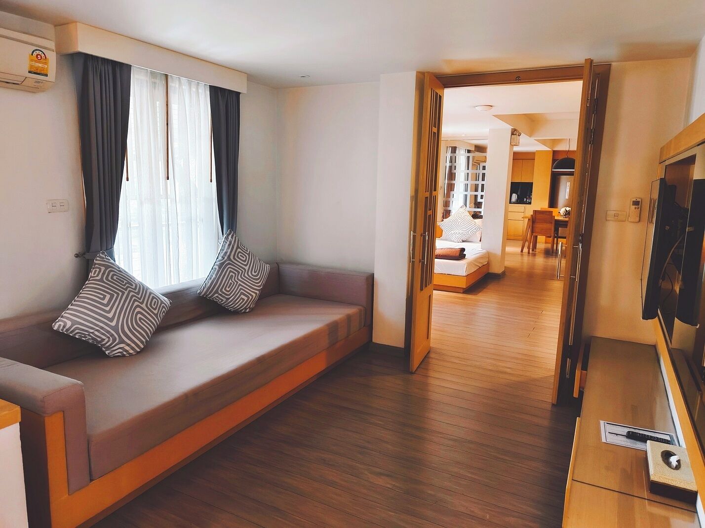 penthouse | living area | 32-inch lcd tv with cable channels, tv