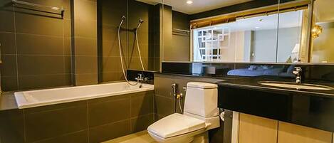 Un baño moderno con bañera, inodoro y lavabo.