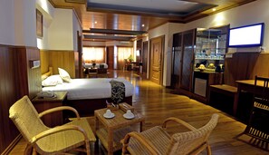 Royal Studio with Mini Kitchen | 1 bedroom, minibar, in-room safe, desk - Hotel Sidney (Yangon)