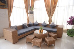 Lobby sitting area - Hotel Sidney (Yangon)