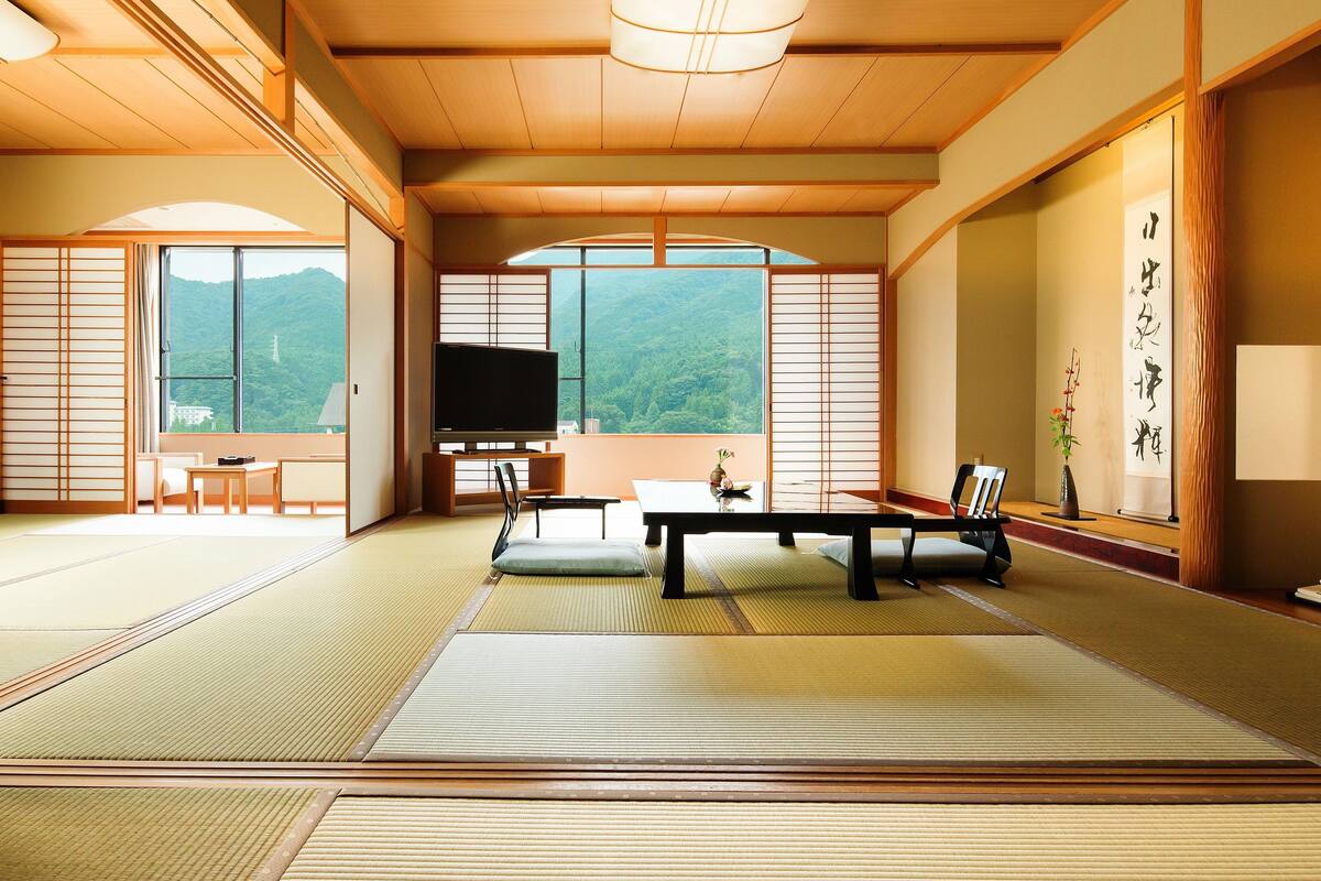 Rom i japansk stil, elveutsikt | Minibar, safe på rommet, wi-fi (inkludert) og sengetøy