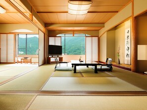 Zimmer im japanischen Stil, Flussblick | Minibar, Zimmersafe, kostenloses WLAN, Bettwäsche