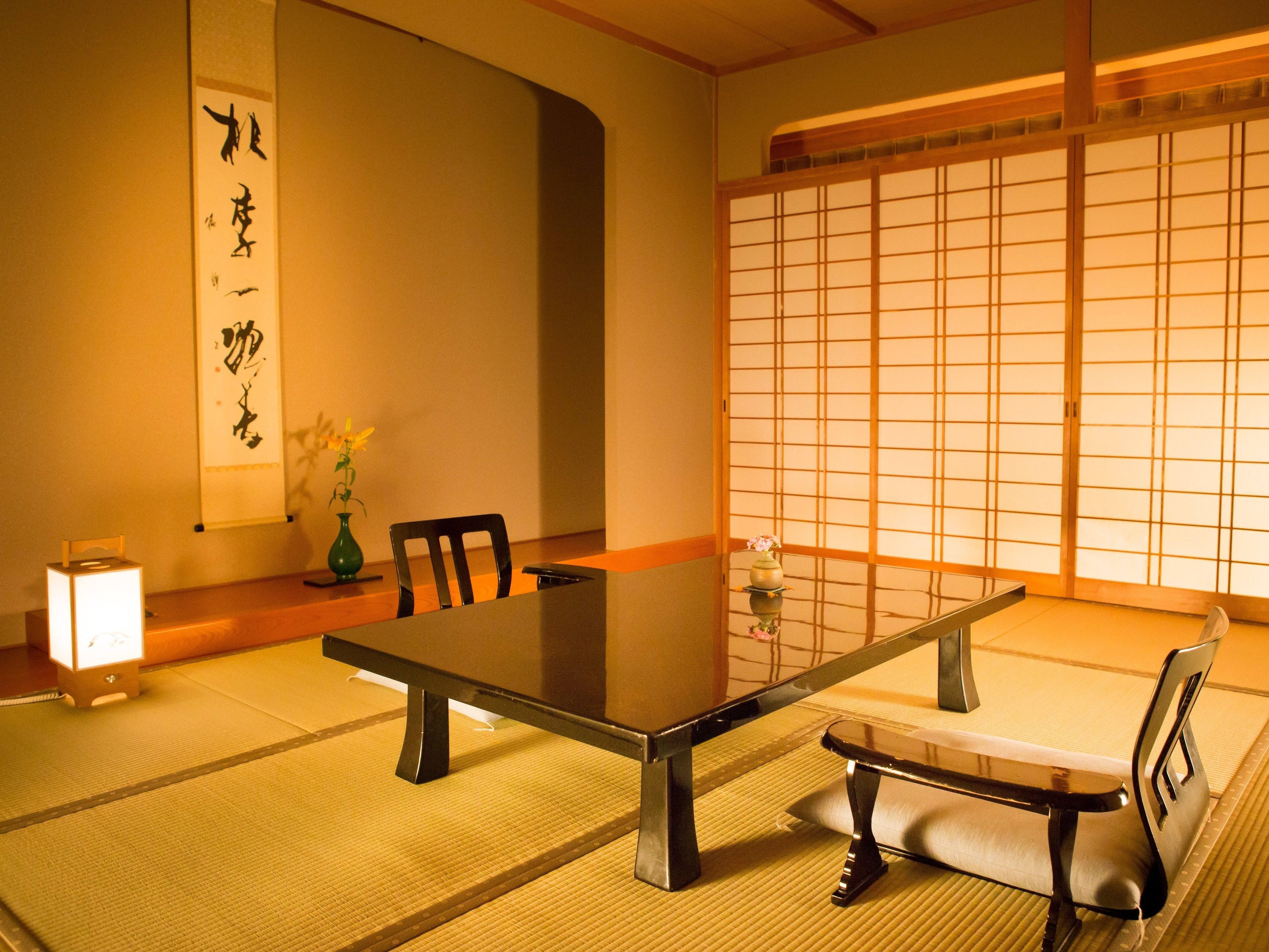 Japanilaistyylinen huone, jokinäköala | Minibaari, tallelokero huoneessa, ilmainen Wi-Fi, vuodevaatteet