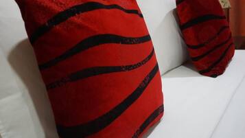 Escritorio, cortinas opacas, wifi gratis