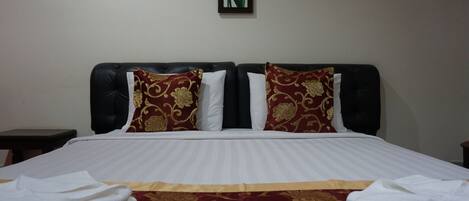 Standaard eenpersoonskamer | Een bureau, verduisterende gordijnen, gratis wifi