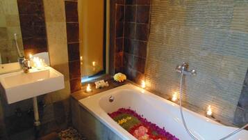 Villa, 1 Schlafzimmer, eigener Pool | Badezimmer | Duschwanne, kostenlose Toilettenartikel, Handtücher