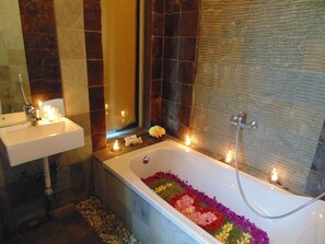 Villa, 1 Schlafzimmer, eigener Pool | Badezimmer | Duschwanne, kostenlose Toilettenartikel, Handtücher