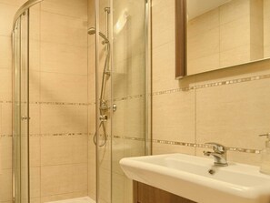 Apartment, 2 Bedrooms | Bathroom | Shower, hair dryer, towels