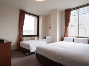 A hotel room with two beds, a desk, and a window with curtains. - Kochi Green Hotel Harimayabashi (Kochi)
