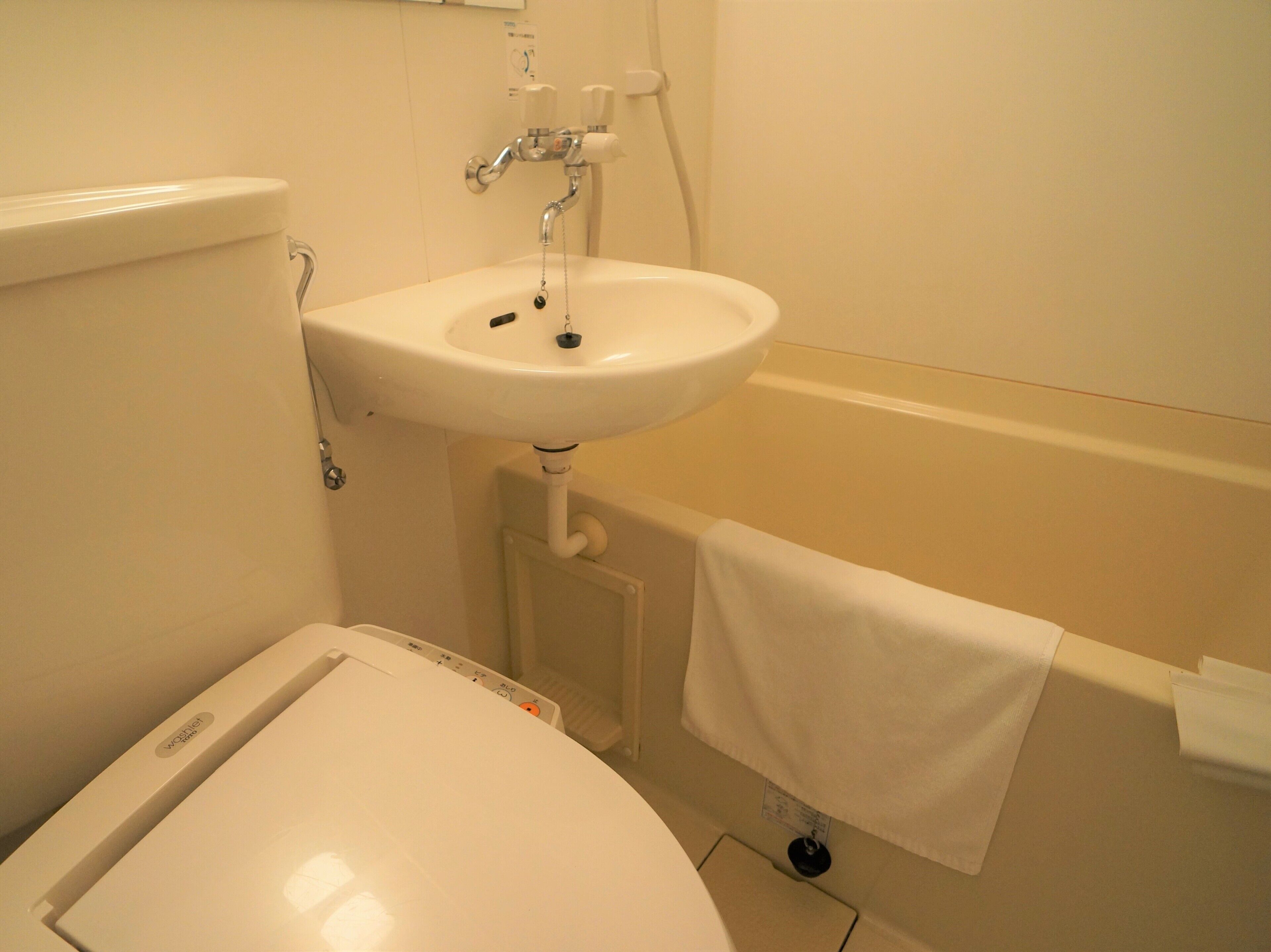 Ein Badezimmer mit Toilette, Waschbecken und Badewanne.