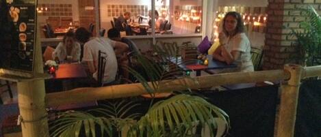 Se sirven desayunos, comidas, cenas y cocina internacional