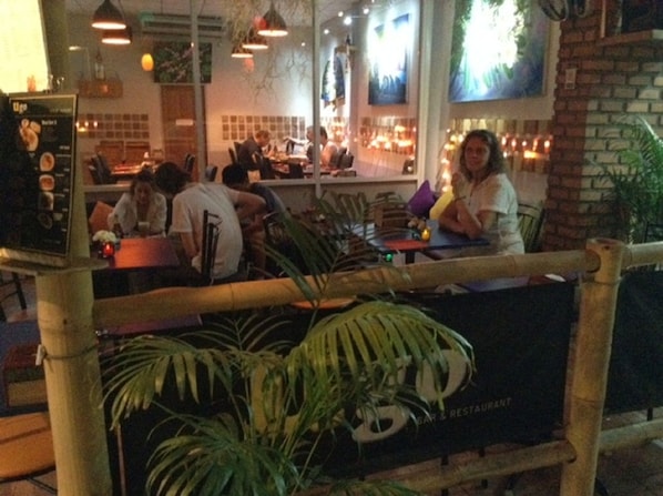 Breakfast, lunch, dinner served; international cuisine - Central Guesthouse (Chiang Mai)