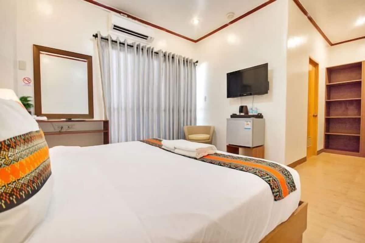 2 bedrooms, in-room safe, desk, bed sheets