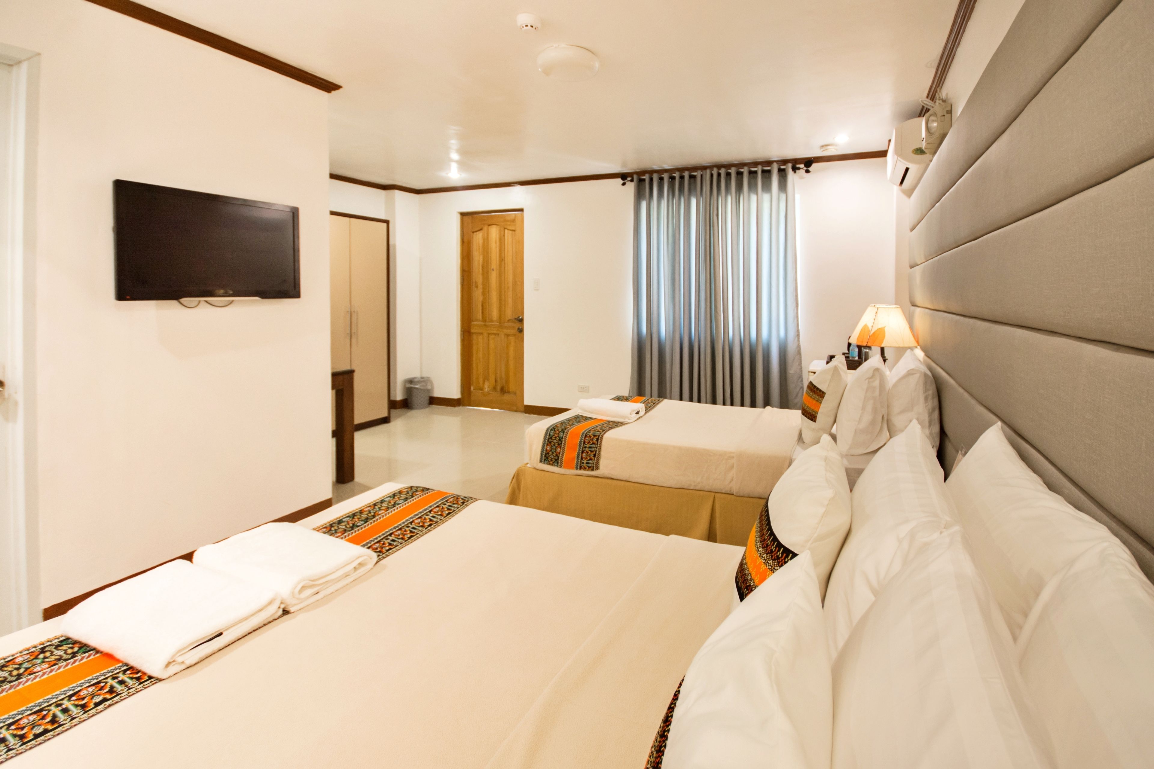 standard triple room | 2 bedrooms, in-room safe, desk, bed sheets