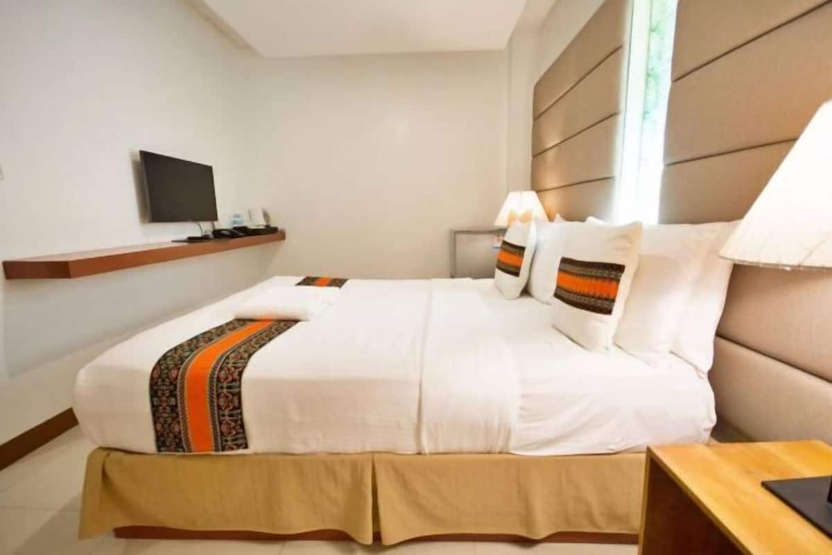 2 bedrooms, in-room safe, desk, bed sheets