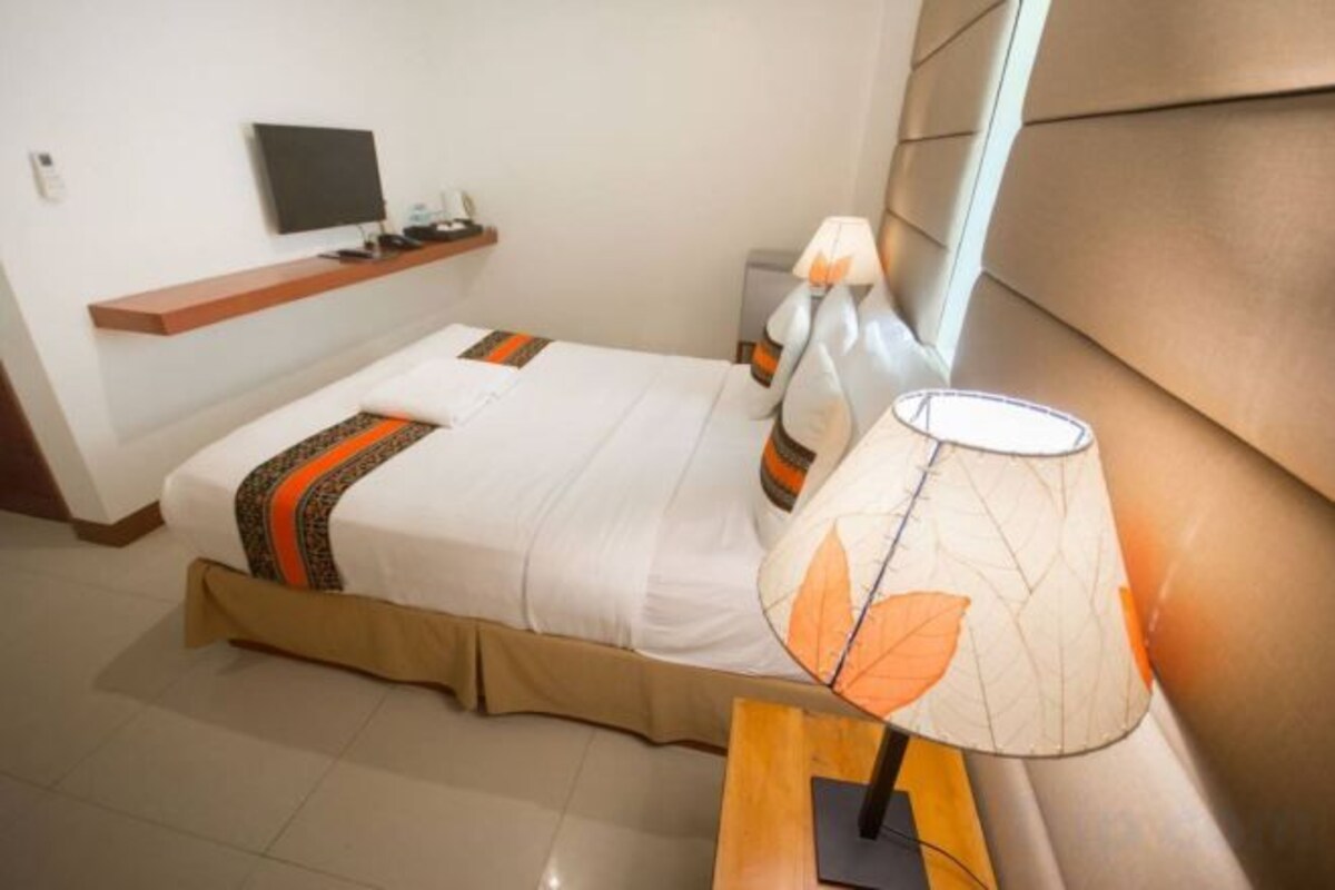 In-room safe, desk, alarm clocks, bed sheets