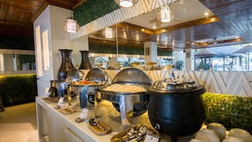 Se sirven desayunos, cenas y cocina internacional