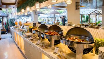 Daily buffet breakfast (PHP 400 per person)