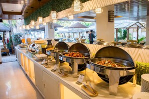 Daily buffet breakfast for a fee - Sur Beach Resort (Boracay Island)