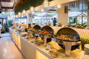 Daily buffet breakfast for a fee