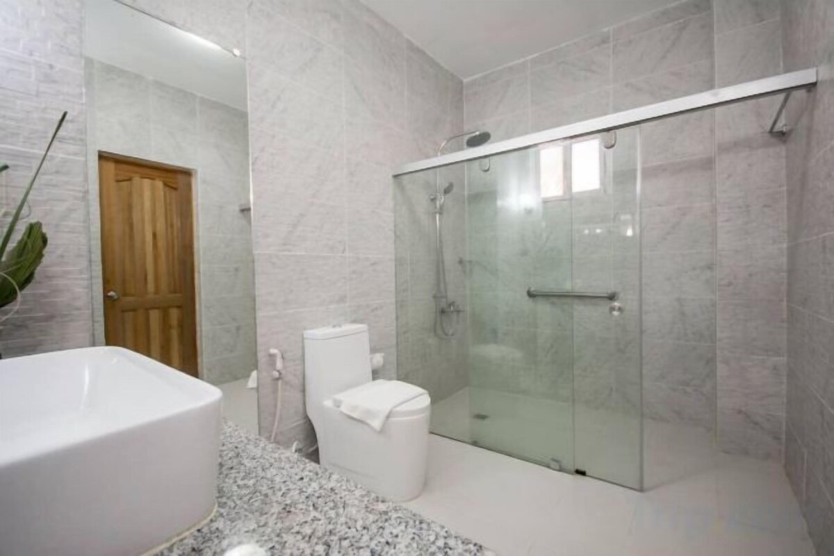 Een douche, een bidet, handdoeken