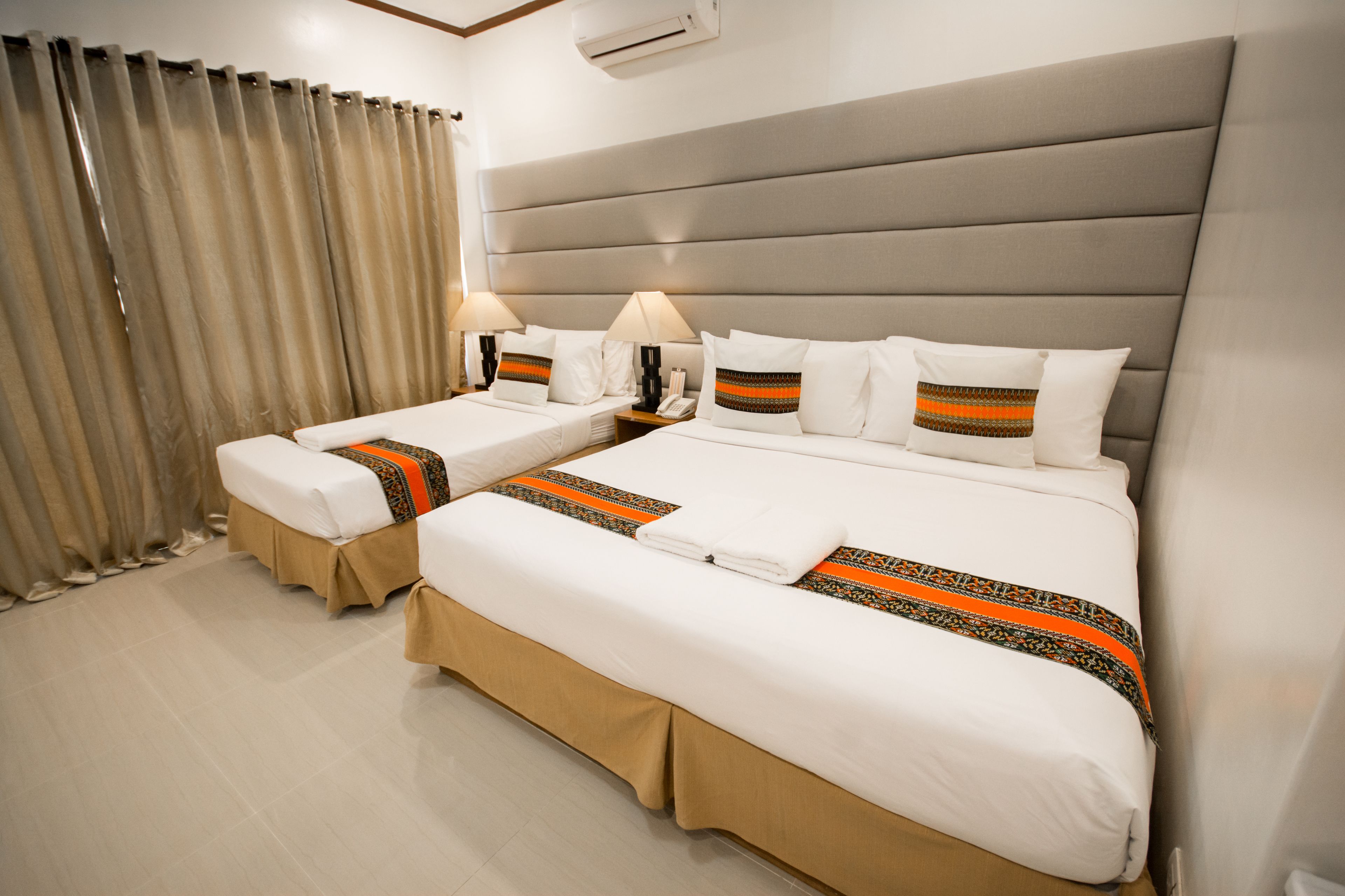 standard triple room | 2 bedrooms, in-room safe, desk, bed sheets