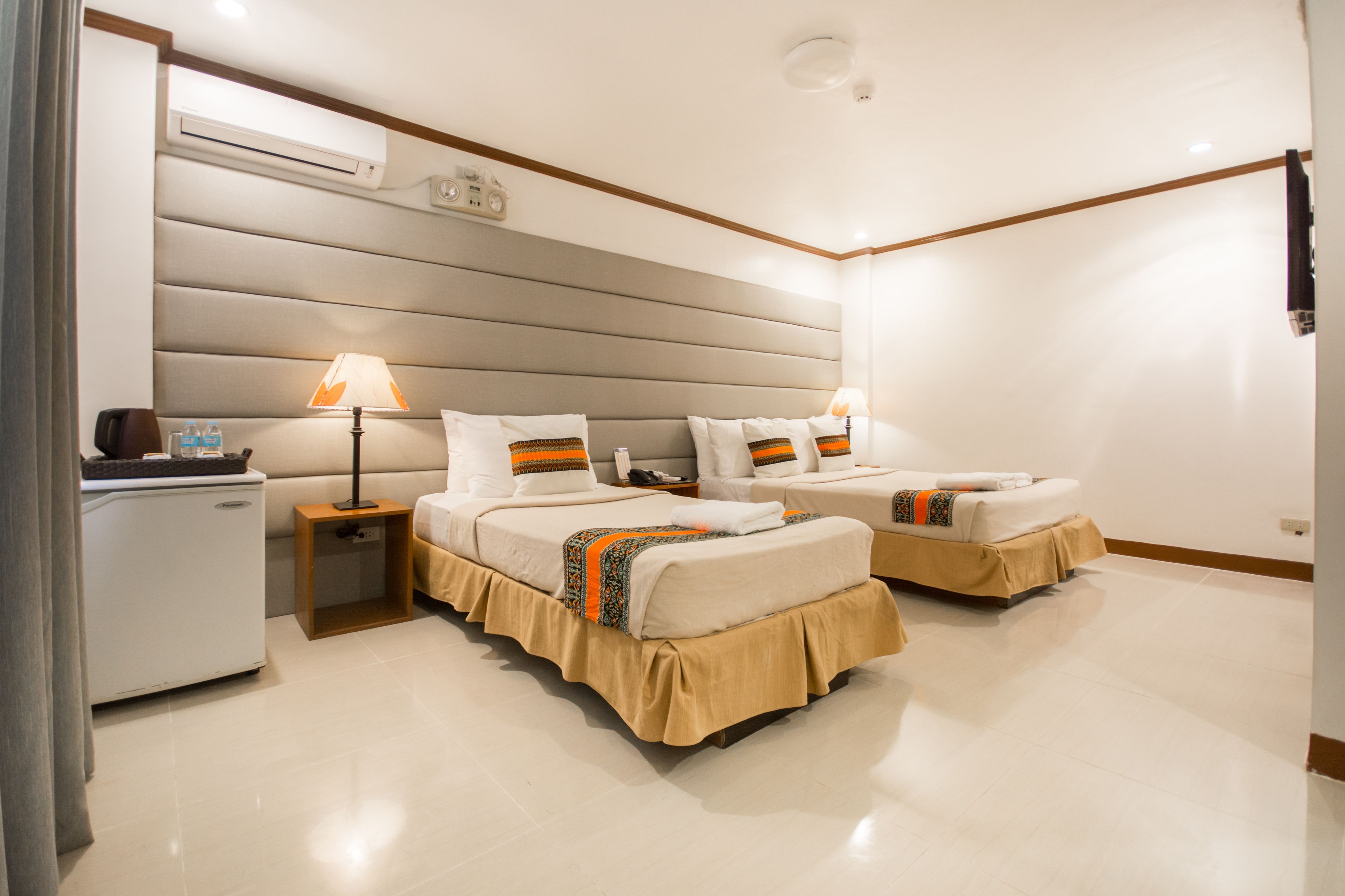 standard triple room | 2 bedrooms, in-room safe, desk, bed sheets