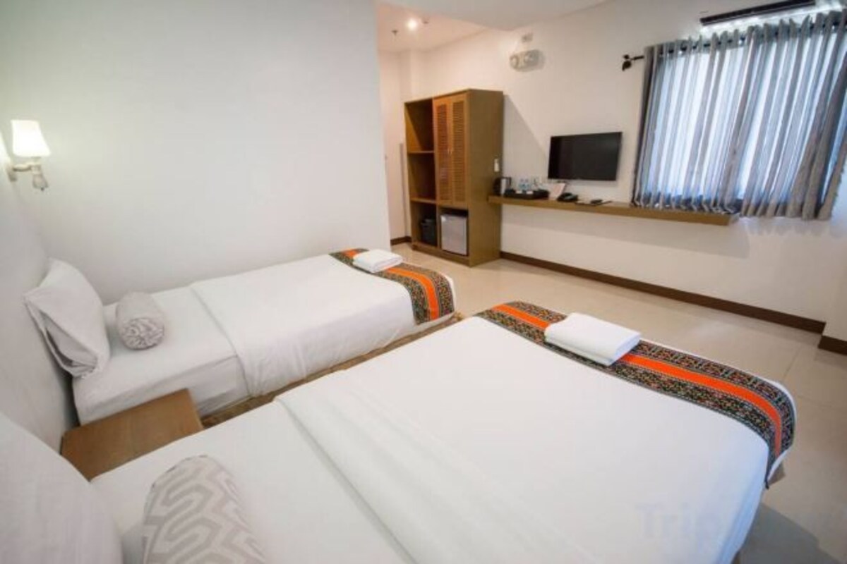 In-room safe, desk, alarm clocks, bed sheets