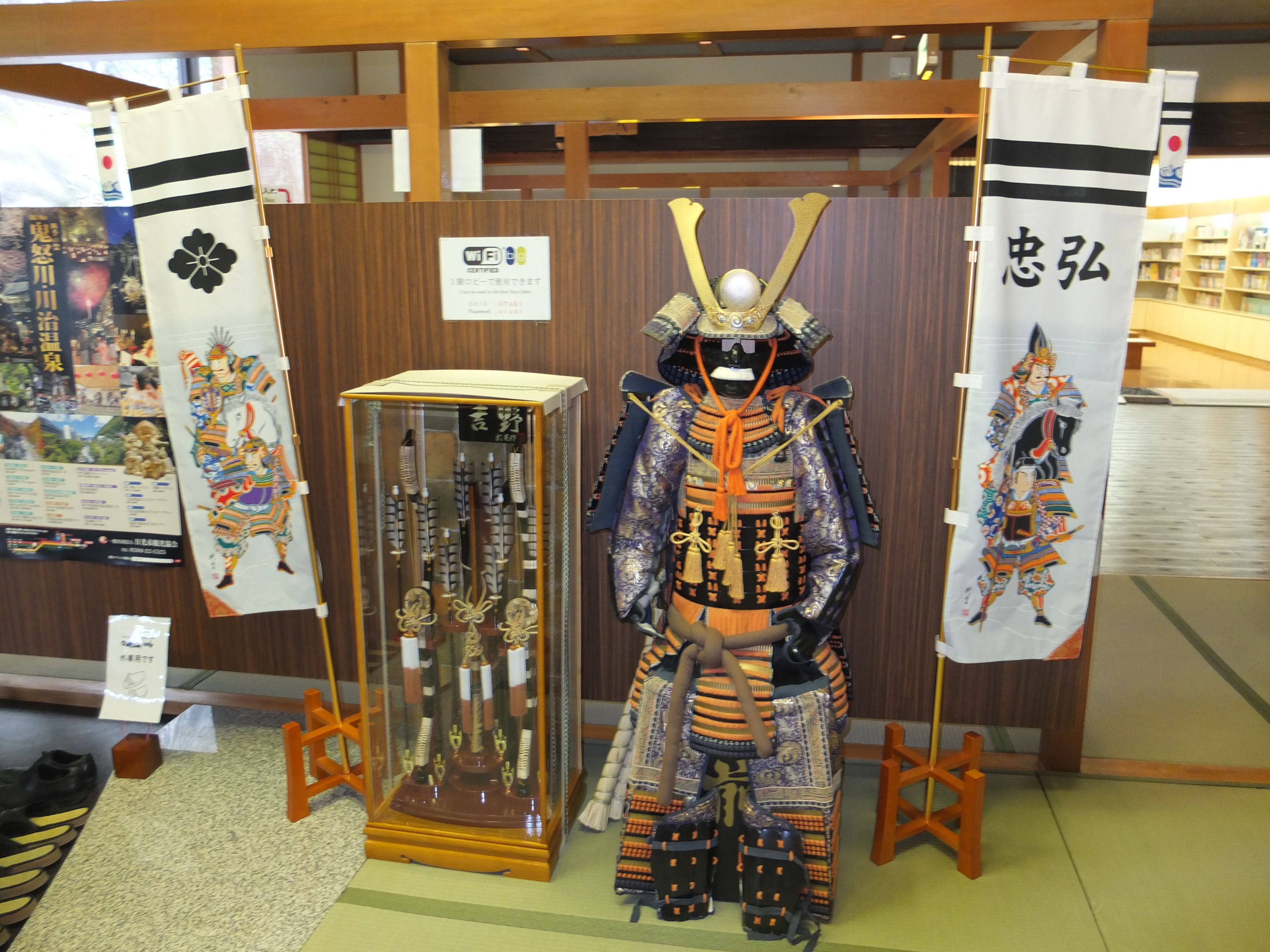 Exhibición de armaduras y armas tradicionales de samuráis en un museo.