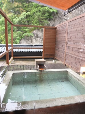 Outdoor spa tub - Hotel Ootaki (Nikko)