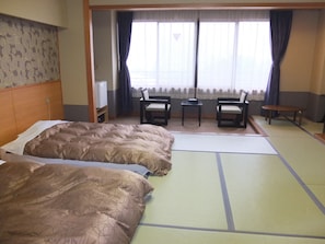 In-room safe, desk, bed sheets - Hotel Ootaki (Nikko)