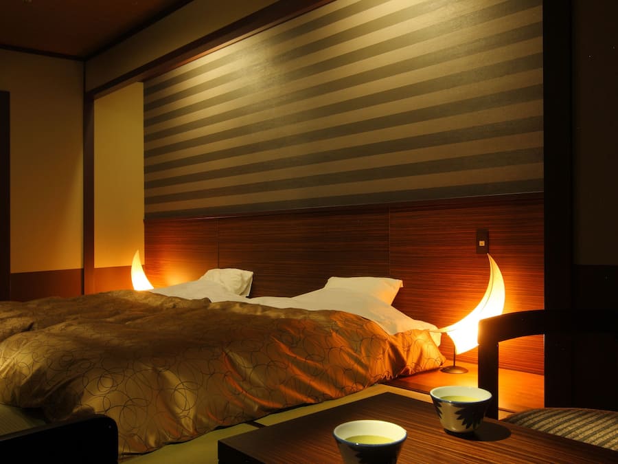 Traditionellt rum - utsikt mot bergen | Värdeförvaringsskåp på rummet, skrivbord och sängkläder