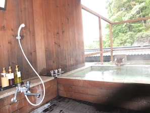 Outdoor spa tub - Hotel Ootaki (Nikko)