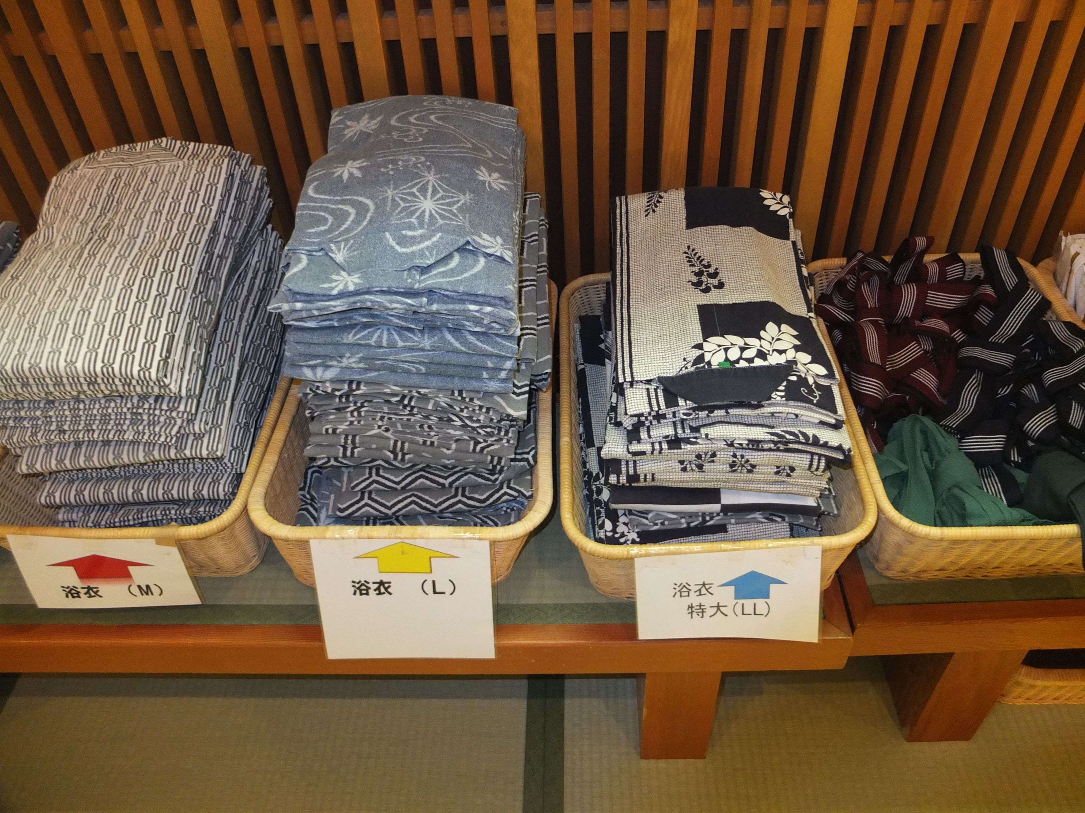Three baskets of folded towels with different patterns, labeled in Japanese.