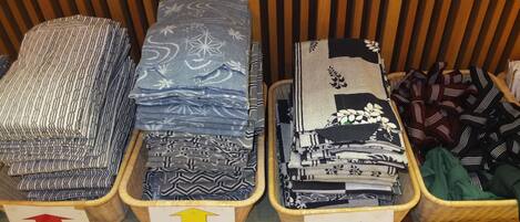 Three baskets of folded towels with different patterns, labeled in Japanese.