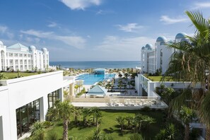 Indoor pool, outdoor pool, pool umbrellas, pool loungers - Hotel Concorde Green Park Palace (Port El Kantaoui)