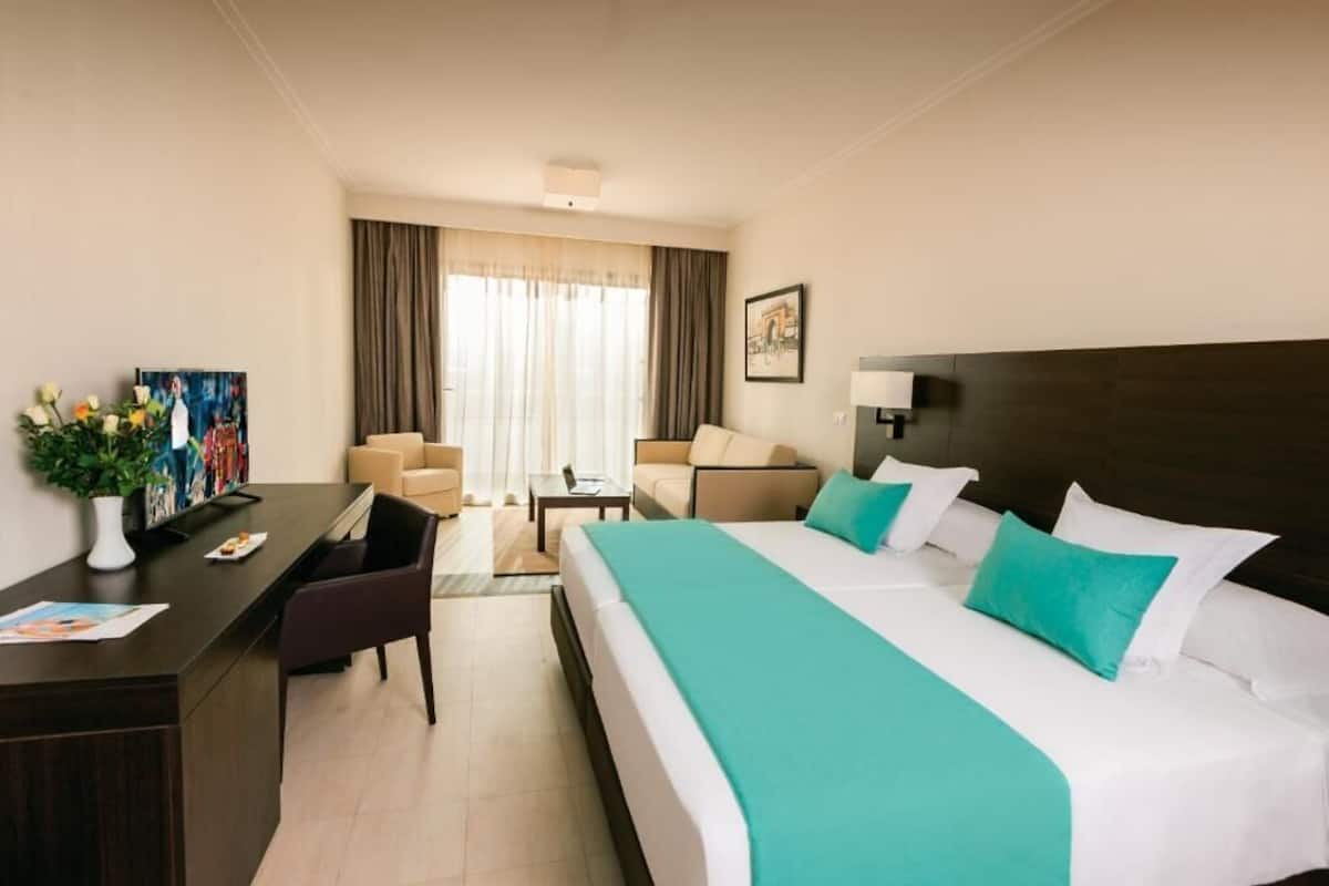 Classic Room, Garden View | Minibar, in-room safe, blackout curtains, free WiFi