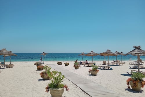 Sulla spiaggia, sabbia bianca, lettini da mare, ombrelloni