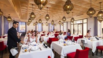 5 restoran, sarapan, makan tengah hari dihidangkan; masakan antarabangsa