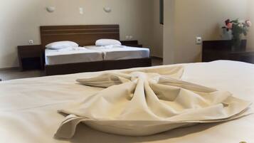 خزنة داخل الغرفة ومكتب وأسرّة أطفال/رضّع (مجانًا) وملاءات أسرّة