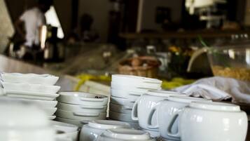 بوفيه فطور مجانًا يوميًا