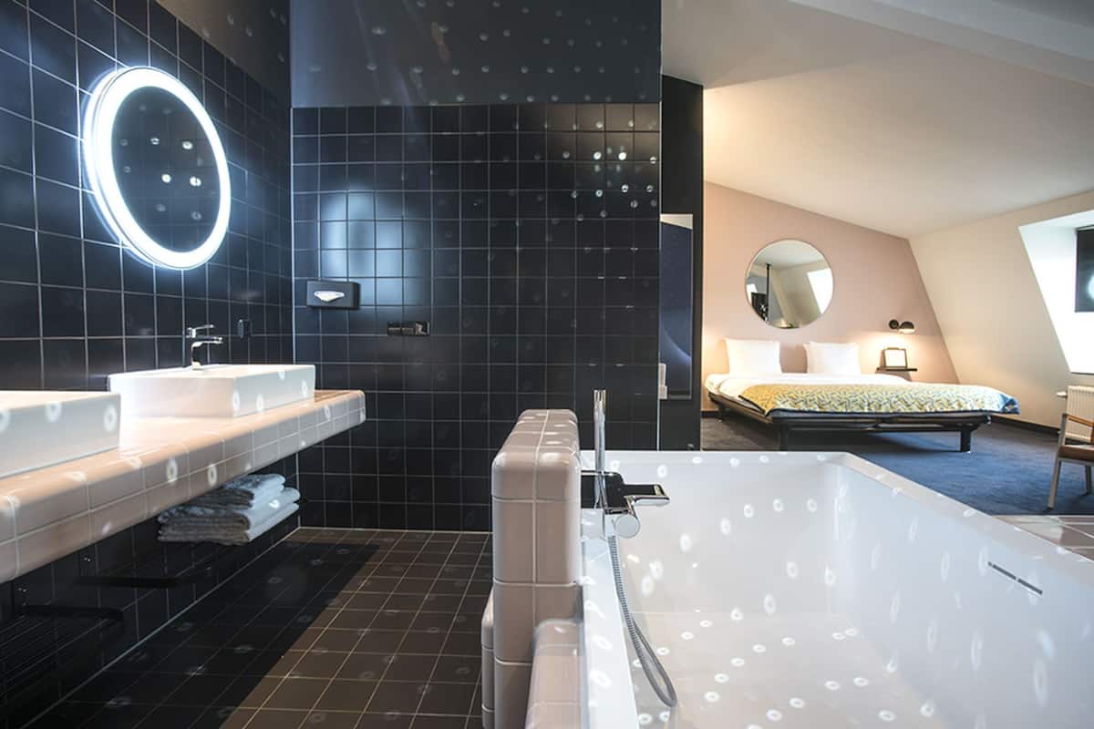 double room (extra large) | minibar, in-room safe, desk, free cots/infant beds