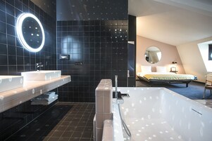 Minibar, caja de seguridad en la habitación y escritorio 