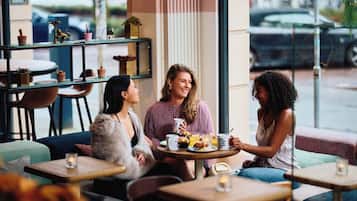 Frokostbuffé hver dag (EUR 14.95 per person)