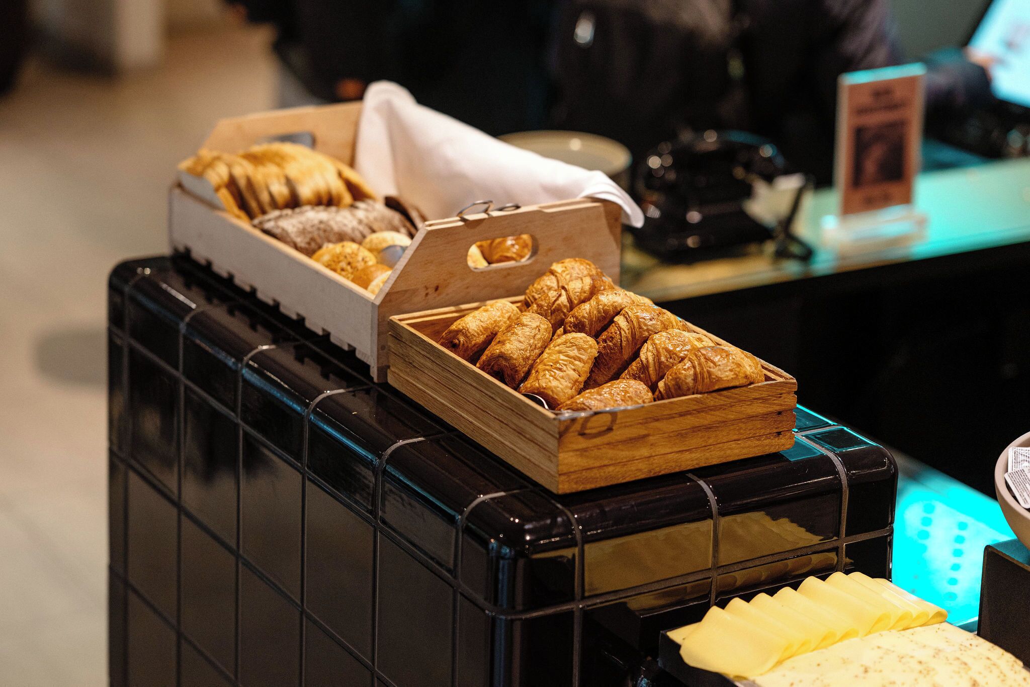 Un bufé de desayuno con diversos pasteles y pan.