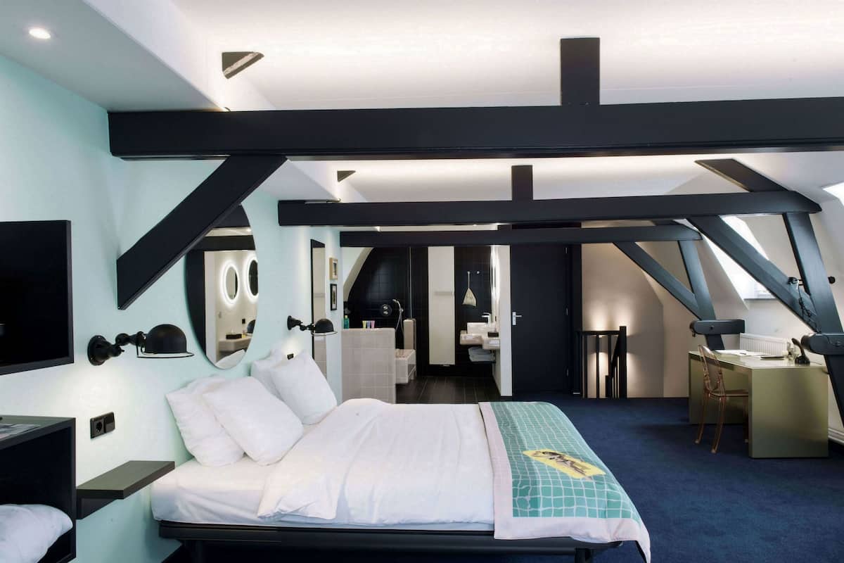 double room (large, only accessible by stairs) | minibar, in-room safe, desk, free cots/infant beds