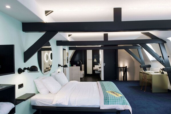 Quarto casal (Large, only accessible by stairs) | Frigobar, cofres nos quartos, escrivaninha, berços grátis